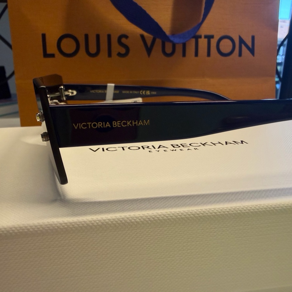 Victoria Beckham Fashion Show
62mm Rectangular Sunglasses - Picture 5 of 13
